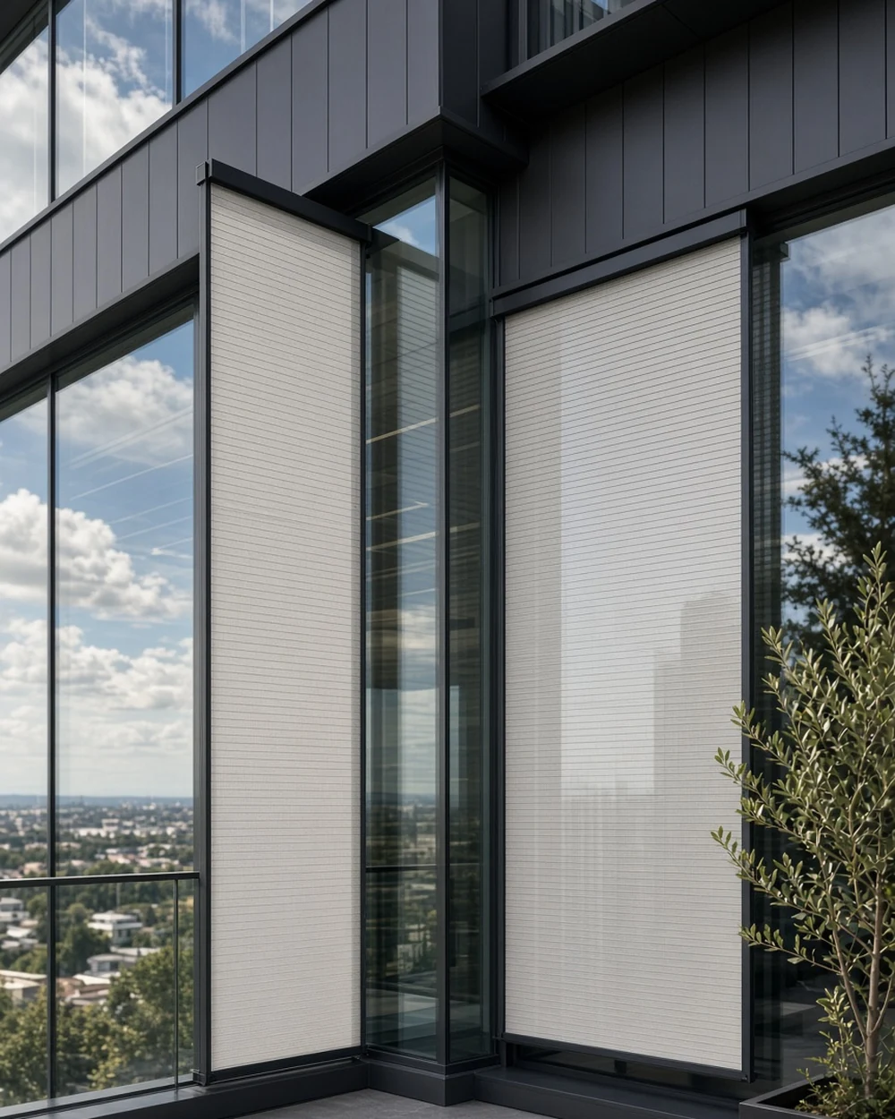 Tenda SCREEN/ZIP SAJLA je vertikalna tenda za pokrivanje većih staklenih površina.