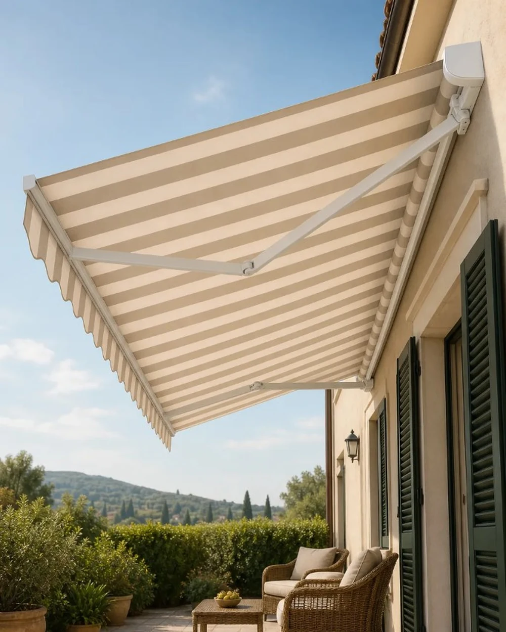Tenda CAPRI na terasi – prugasto platno, dve zglobne ruke bez nosećeg čeličnog profila.