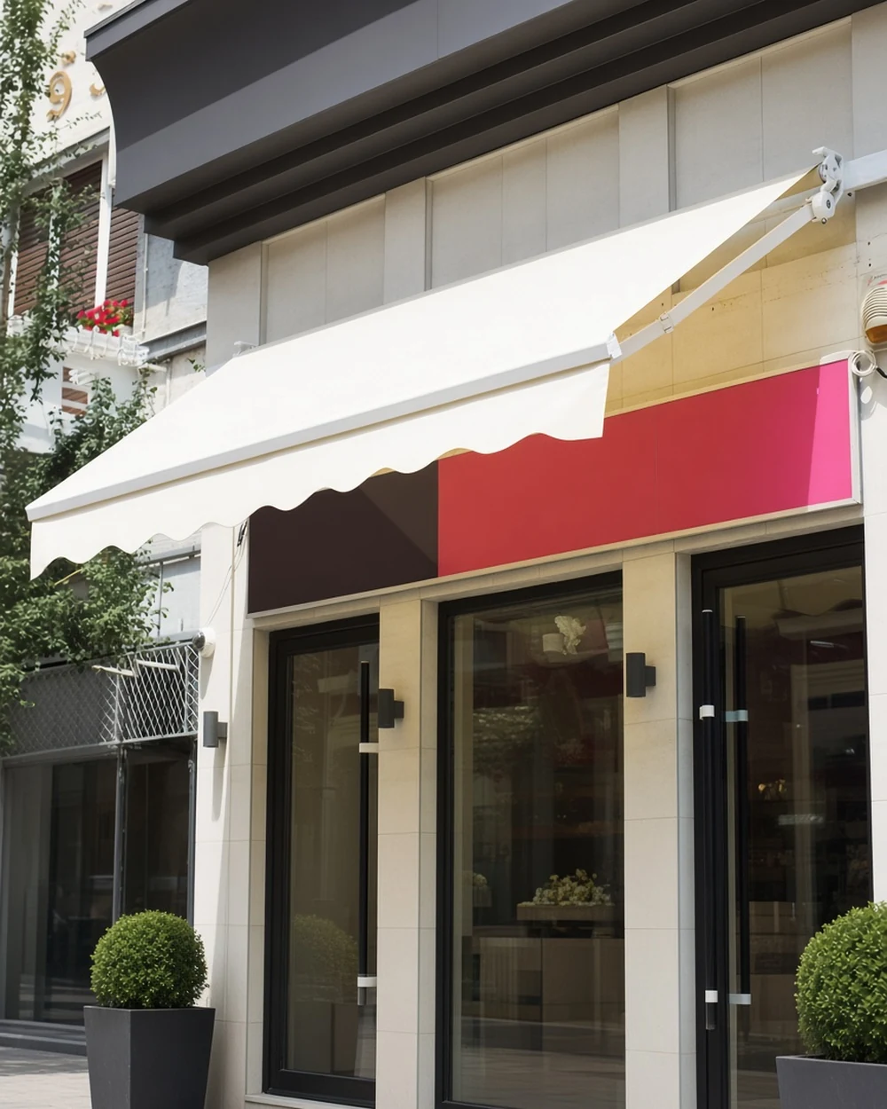 Tenda CAPRI iznad izloga – lagana konstrukcija za manje prostore