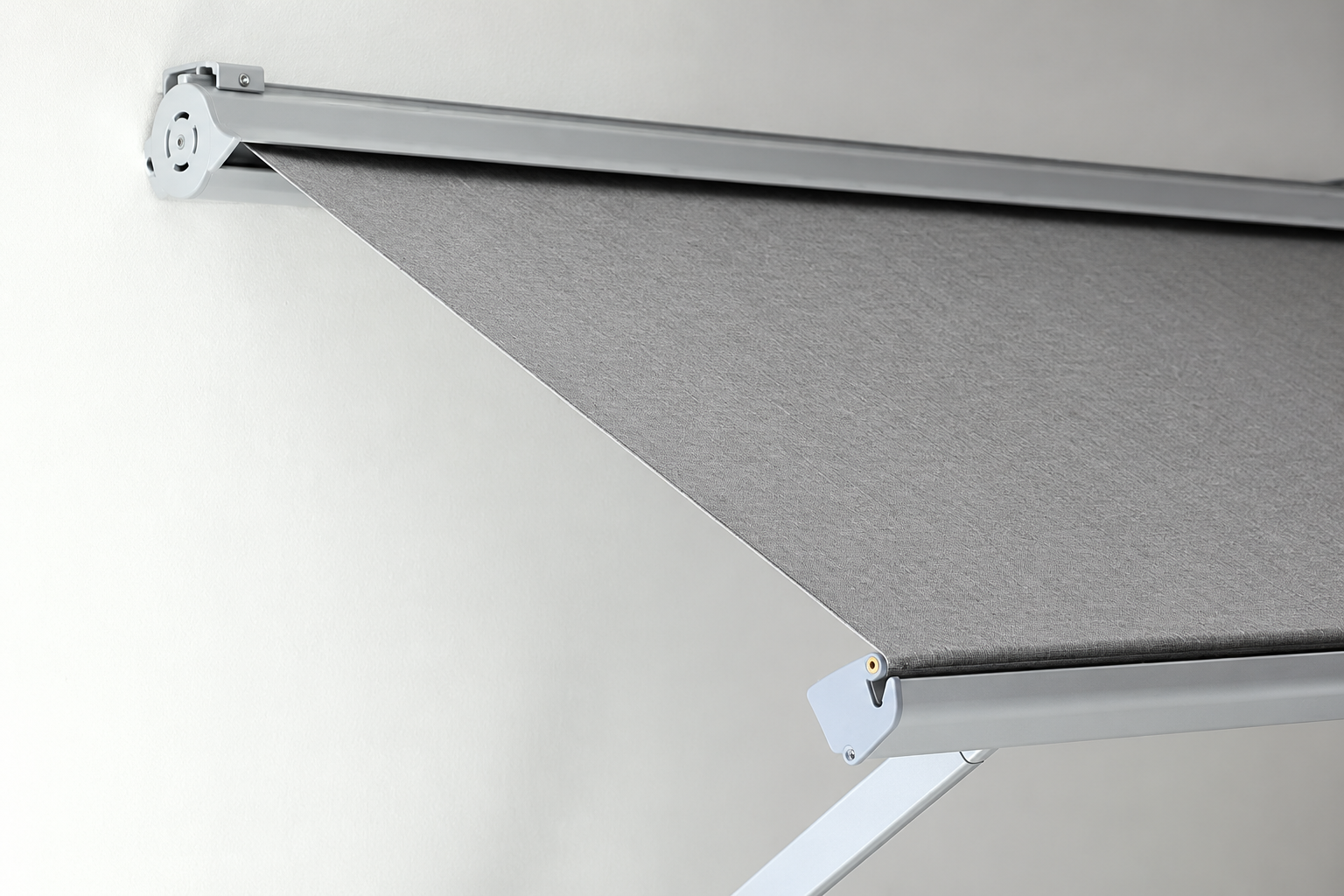 Tenda EGADI u aluminijumskoj kutiji sa izvučenim sivim platnom